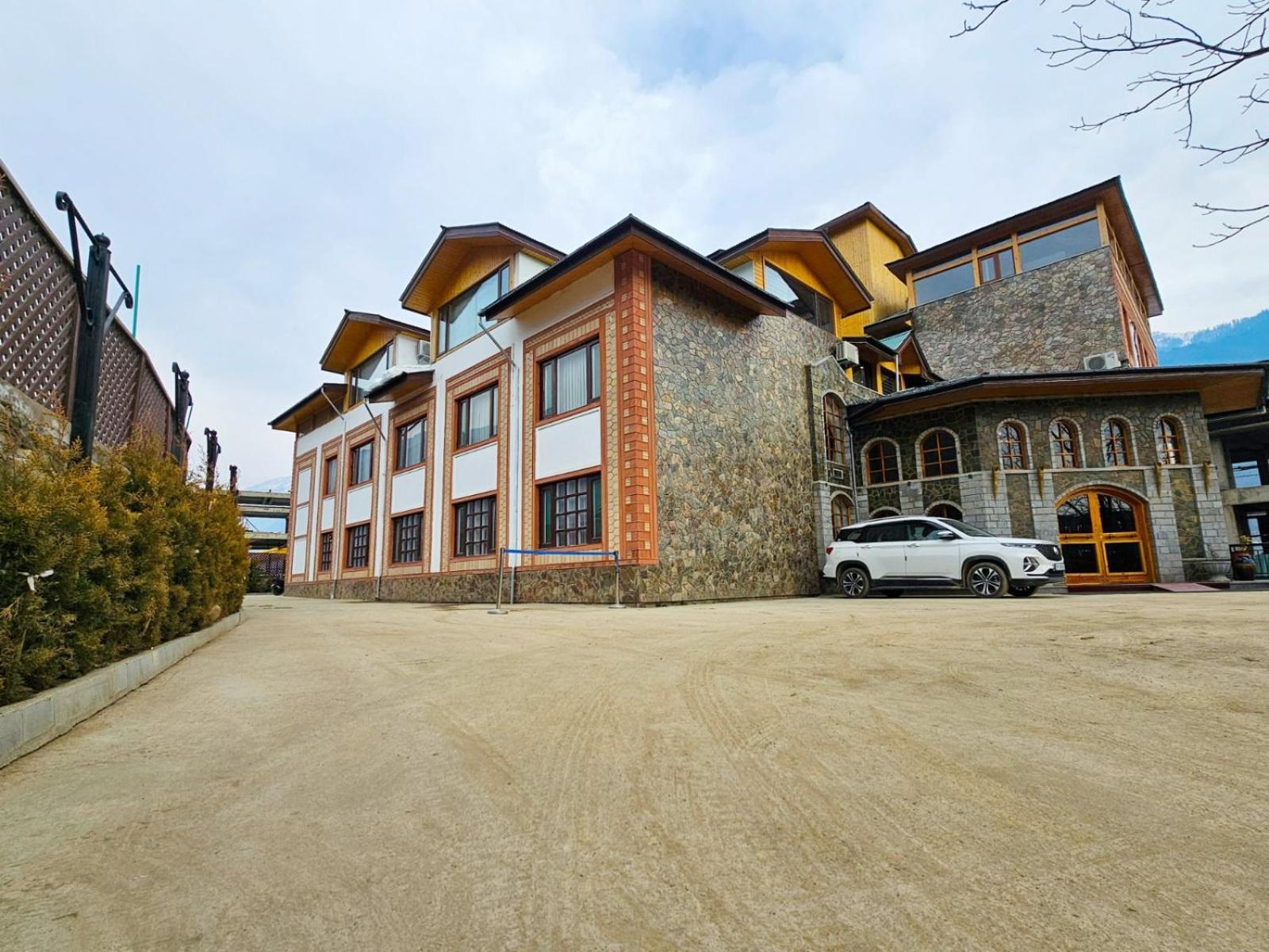 The Walnut Creek Pahalgam Hotel Exterior foto