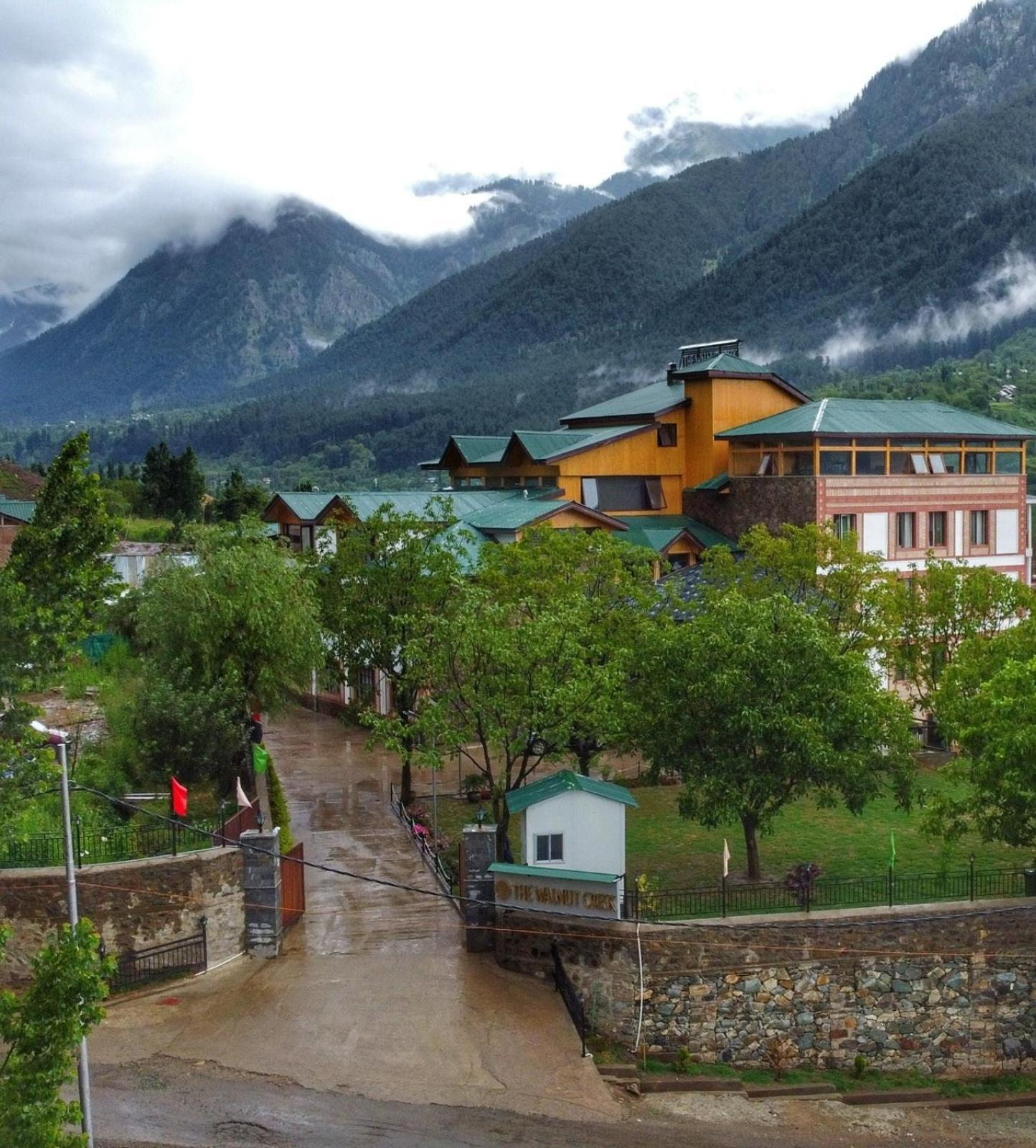 The Walnut Creek Pahalgam Hotel Exterior foto